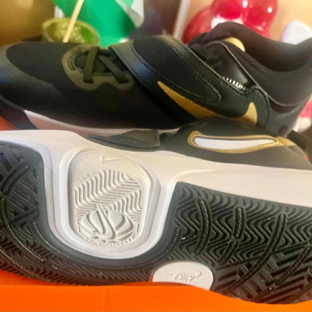 Nike Kids Sneakers 7Y - Team Hustle D11 - Picture 3 of 4